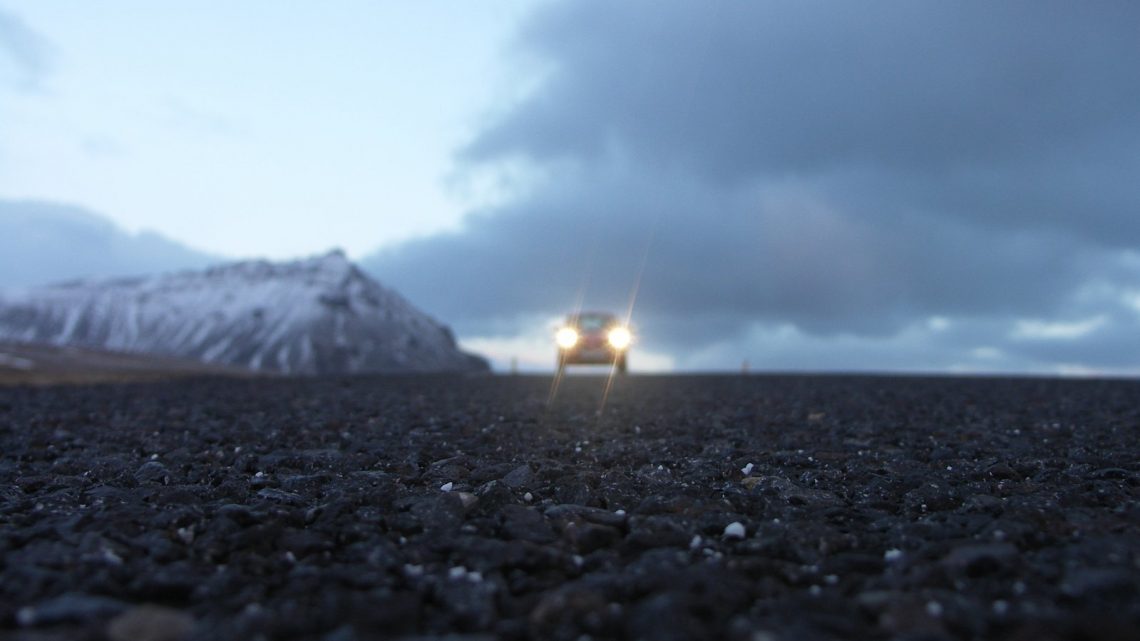 Autolla ajelu eri puolilla maailmaa